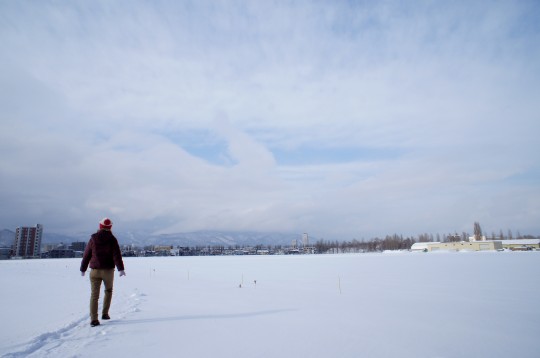 雪原を歩く人 商用利用ｏｋ 無料の写真 フリー素材を集めました 総合素材サイト ソザイング