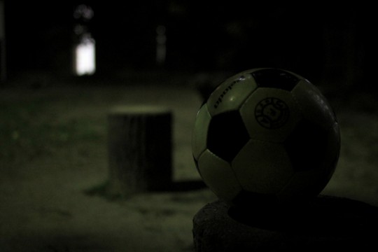 夜の公園とサッカーボール 商用利用ｏｋ 無料の写真 フリー素材を集めました 総合素材サイト ソザイング